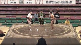 「え、マジで？w」大相撲客席、ミュージシャンが“まさか”の斬新な応援スタイル “推し力士”の敗北に「ガッカリ」する様子も