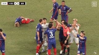 スタジアム騒然！危険な“後方タックル”がノーカード…「退場やろ」「VAR介入なし？」選手＆ファンが不満を募らせた瞬間