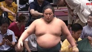 「さすがにやりすぎ」「後ろから押した」人気力士が土俵下に転落 “あわや”の偶発的場面にファン騒然 緊張の瞬間を“ほっこり”な瞬間に変えた力士のファインプレーに称賛も