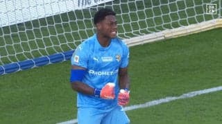 スタジアム騒然！ 鈴木彩艶、殊勲のPKストップ「チームを救った」「PKも強くなったのかよ」シュートを完璧に読み切った瞬間