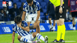 「何するんだ！」久保建英、“後方から体当たり”被害で側頭部を強打…「危ない！」「何度目のファウルなし…」ファンが心配した瞬間