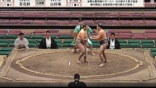 「あ、すみません」力士と力士があわや“ごっつんこ” 立ち合い“待った”で初々しい珍事