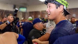 大谷翔平が“襲撃”した人物「うぇ～～～い！」　集中砲火で顔が真っ白…球団SNSが公開