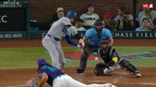 「恐るべし」「このスイングであそこまで…」大谷翔平の“確信片手ホームラン”に早朝の列島が度肝を抜かれる「変態やん」