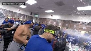 大谷翔平からシャンパン集中砲火を浴びた“意外な人物”…カーショーらチームメイトが絶大信頼寄せる“古参日本人スタッフ”も美酒に酔いしれる