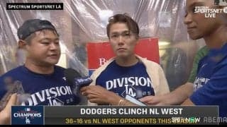 大エース、山本由伸を祝福した“2人の相棒”…お調子者の若手捕手によるちょっかいを“温かく見守る”通訳・園田氏の表情にほっこり