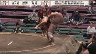 「本当にやめて」「びっくりした」大相撲、客席から響いた女性の“奇声”にファン困惑