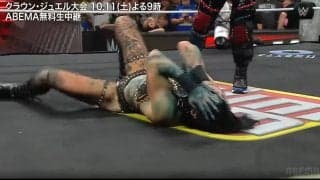 「失明しちゃう」女子レスラー、衝撃の毒霧攻撃に騒然 「見るも無惨」実況も驚き