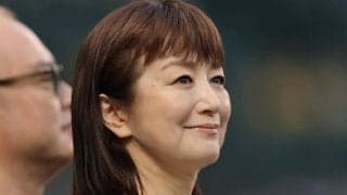 「これが本物の美しさ」聖地甲子園を訪れた＂勝利の女神＂の始球式に反響止まらず「時が止まっている」