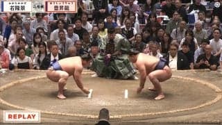 「あら、美人さん」大相撲、親方の背後に“ひょっこり”凛とした女性アスリートの姿 「姿勢も美しい」“肩出し”姿にも反響