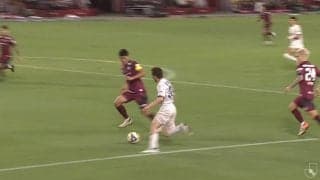 「乾は別格よ」「セクシー」乾貴士、2人抜きドリブル炸裂！緩急自在のテクニックで神戸DFを翻弄→チャンス創出の瞬間