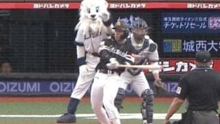始球式で珍事　鷹・野村が死球受けナイン爆笑…スイングしながら回避できず