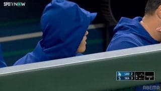 「青ずきんちゃん」で登場？33試合ぶり休養日の大谷翔平、ベンチでの観戦姿も話題「気配消してる」「寒そう」