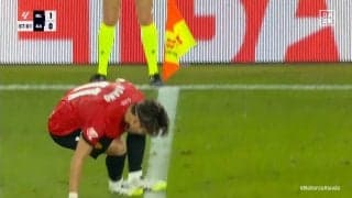 一体何が起きた？浅野拓磨にトラブル発生…サイドチェンジキック後、ピッチに座り込み交代要求