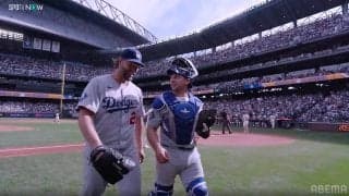 カーショー、“殿堂入りカーブ”で60発男から奪三振→掲げられた「ありがとう」 築いた3051…マウンドを降りる英雄に観客も“感謝の一幕”