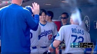 55号大谷翔平とフリーマン、ひと味違った「恒例儀式」　途中交代も待ち構えた歓喜の瞬間、大谷出迎え“深々と”祝福