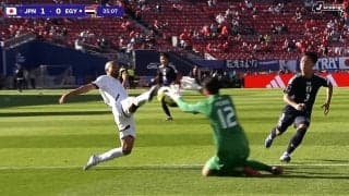 「怪我しないで…」U-20日本代表GK、“足裏”を恐れず好守→激突＆悶絶に騒然！「大丈夫か？」ピサノアレックス幸冬堀尾の勇敢さが脚光