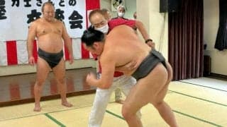 お年寄りと力士がふれ合い　東京都北区の高齢者施設