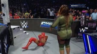 ムキムキ女子レスラー、卑劣攻撃で額“ぱっくり”…危険な場外乱闘に「切れてますね」「危なすぎる」心配の声