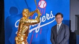 黄金の“大谷翔平”お披露目…栗山英樹氏は「頑張ってきた証」　等身大の像に「凄くうれしい」