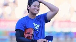 大谷翔平、爽やかホワイト系コーデで球場入り　PO初戦に颯爽と登場…MLB公式も注目