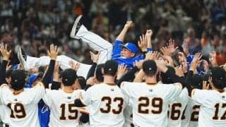 引退の中田翔に巨人が“粋な計らい”　花束贈呈＆両軍で胴上げ…東京Dも「中田コール」
