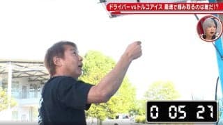 58歳現役レーサーが「砕いた」 まさかの“クラッシュ”に騒然、“鷲掴み”オーバーテイクで持ち前の反射神経発揮も「これは強引すぎる」