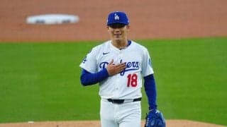 痛恨失策の直後…テオが山本由伸に“謝罪”　ベンチで抱き寄せ→ギュッとハグ