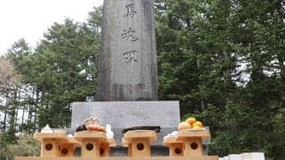 桜舞馬公園で功労馬慰霊祭が開催 関係者ら約30人が参加し功労馬たちの冥福祈る