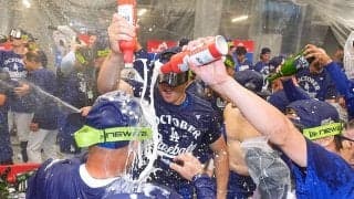 ド軍美人レポーターが「今回もびしょ濡れ」　歓喜の美酒の中でもみくちゃに…SNSも虜