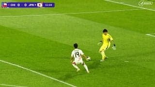 相手GKが動揺…U-20日本代表FWが爆速すぎる！二度追いプレス→ボール奪取に敵地騒然「高岡伶颯の前プレめっちゃ良かった」