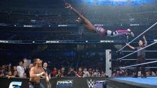 “リアル鳥人間コンテスト” 超人レスラーが場外へ決死のダイブ！ 「飛びすぎ」「逸材だ」脅威の身体能力にファン騒然