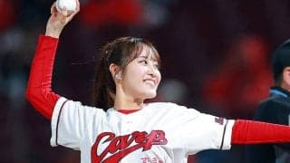雨天の広島に降臨した美女の“正体”　ポニテふわりの豪快投球…ノーバウンドに笑顔