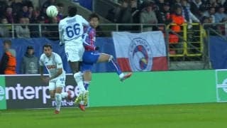 「レッドやろ」鎌田大地、顔面に強烈エルボー直撃「めちゃくちゃ痛そう」空中戦で後方から危険な体当たりを受けた瞬間