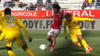 「2部のレベルじゃない」日本代表MFが“ひとり完結”の圧巻フィニッシュ「無双しとる」30mドリブル独走→相手2枚翻弄の連続キックフェイント