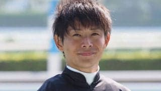 【京都12R】川須栄彦騎手が直線で落馬…頭部、左肩の負傷