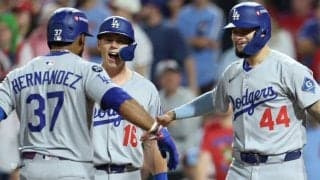 ド軍が見せたサイン盗み疑惑に議論百出！　決勝弾直前の“不自然動作”に疑問の声「野球の一部だ」「めちゃくちゃ覗き込んでる」