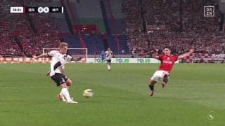 「何やってんだよ」浦和DF、痛恨\"ハンド\"でPK献上「手を広げてるもんな」スライディングのクロス対応にファンから厳しい声