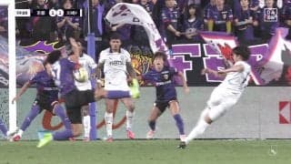 「厳しすぎやろ」肘をかすめたシュートブロックが“ハンド”でイエローカード「不運」「あれで取られるのか」ファンは不満の声