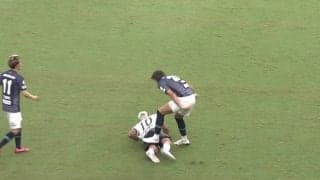 お咎めなし…？日本代表DFが空中戦で競り合い→相手の太ももを踏みつけて「やりやがったな」「これは避けられない」ファンの意見が真っ二つ