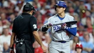 一体、何が起きた…！？ 大谷翔平の打席で“想定外のハプニング”「審判怒ってる？」「シャレにならん」相手捕手に異変→まさかの衝撃展開に