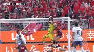 「吹っ飛んだぞ」鈴木優磨、空中戦で相手GKに顔面衝突「大丈夫か？」頭部強打もプレー続行で心配の声