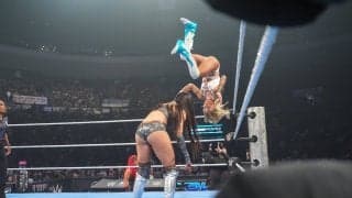 どうなってるの？ “元体操”金髪美女レスラーのフィニッシュ技に会場騒然…衝撃アクロバティックで“大金星”の瞬間