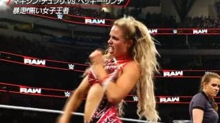 「脱ぐんかい！」元チアの“網タイツ”美人レスラー、気合の所作に「セクシーだ」ファン騒然