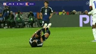 「レッドだろ！」日本代表MFが“足裏タックル”被害で絶叫…検証映像が物議「FVSが遠いアングルのみ」【U-20W杯】