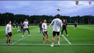 「あの練習はよくない（笑）」久保建英にもいじられる！ リフティングで翻弄される長友佑都が「ほんと面白い」「最高のコンテンツ」【日本代表】