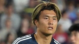 “釜本超え”の無回転ミドル弾！ 日本代表FW小川航基が｢エグい｣｢まさに弾丸｣の強烈ブレ球シュートで通算10ゴール目！ 相手GKが弾き切れず｢あんなボール蹴れるんだ｣