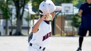 意外と盲点？　野球ボールの「正しい握り方」　肩肘にも影響…元プロが明かす縫い目の位置