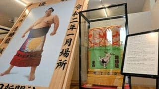 奈良市出身の元幕内徳勝龍、優勝額と化粧まわしを県に寄贈