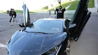 新庄監督「車も進化、ファイターズも進化」　スーパーカーで球場入り